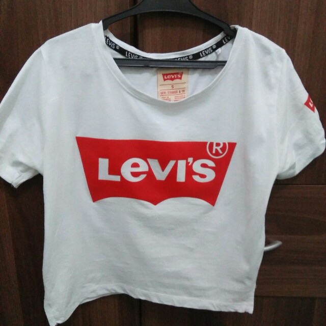 Crop top Levi's, Women's Fashion, Tops, Others Tops on Carousell