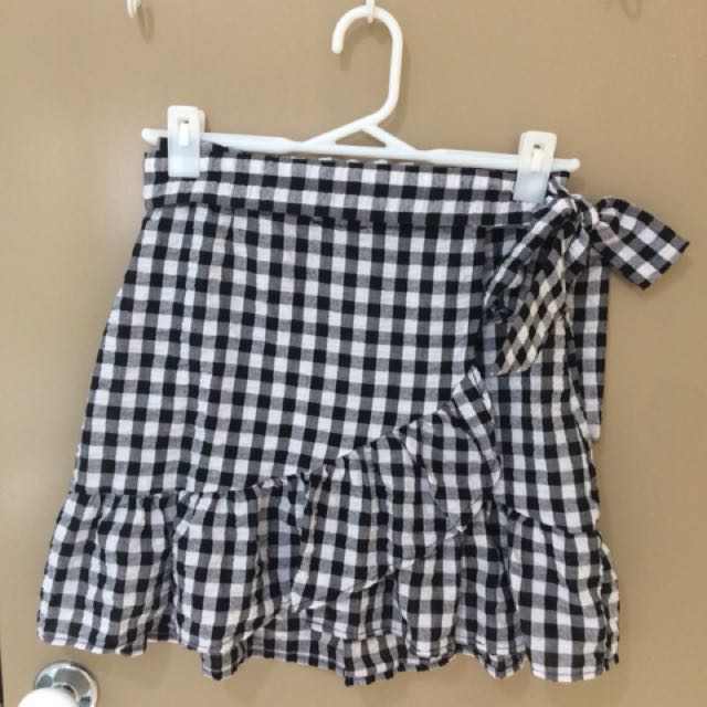 Glassons store checkered skirt