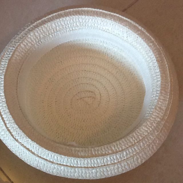 Hat (Category: Other Accessories) located in Singapore. Submitted by hh1959 (Listing ID 156295375, Image 3). Description: .