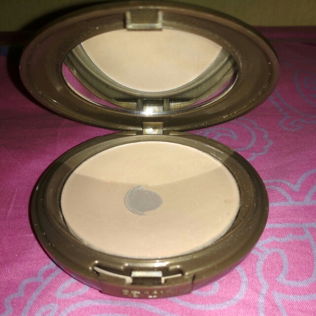 Revlon New Complexion Bedak Padat Mengandung Foundation Oil Free Spf 15 Kesehatan Kecantikan Rias Wajah Di Carousell