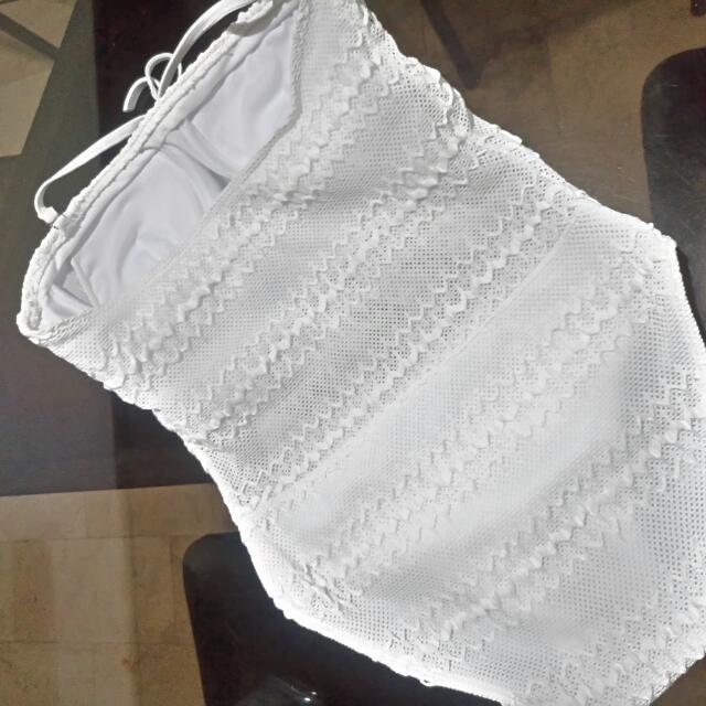 One Piece Bikini (Category: Bikinis & Swimsuits) located in Quezon City. Submitted by misspee (Listing ID 156387736, Image 2). Description: Bought this from a carousell seller. Brand new with sticker on pads. No flaws. RFS: It doesn't complement my body. This fits Medium. .