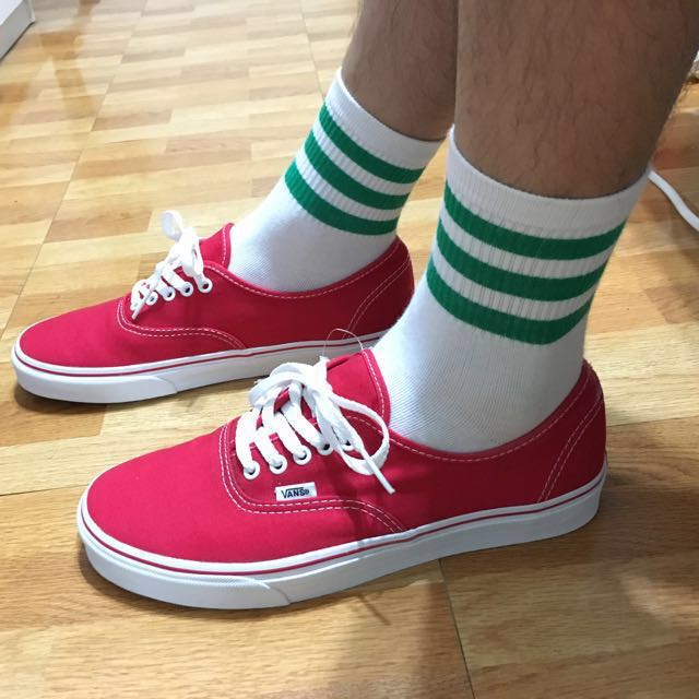 由 xhakahou (刊登 ID 135352359，圖片 3) 提交，位於 台北市 (Taipei) 的 VANS authentic 紅色經典款 (類別：運動鞋、球鞋)，說明：VANS經典款，old school 滑板迷別錯過！ 穿過2次，9成新、白邊沒問題！出貨前再幫您整理。 台中市區可面交。