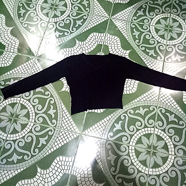 Black Ribbed Plunging Croptop (Category: Sleeveless) located in San Pedro. Submitted by fifstyleph (Listing ID 156577544, Image 2). Description: Will fit s-m..