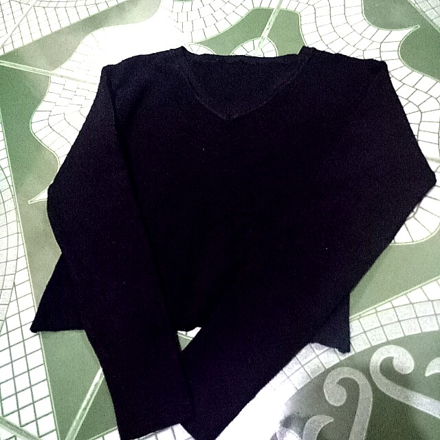 Black Ribbed Plunging Croptop (Category: Sleeveless) located in San Pedro. Submitted by fifstyleph (Listing ID 156577544, Image 3). Description: Will fit s-m..