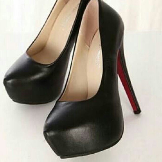 black stiletto pumps with red bottom