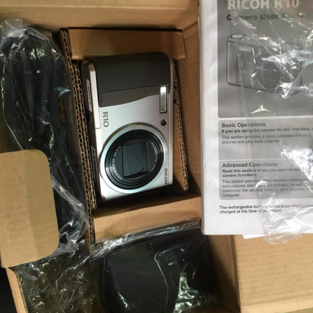 Ricoh r8 and r10, Photography, Cameras on Carousell