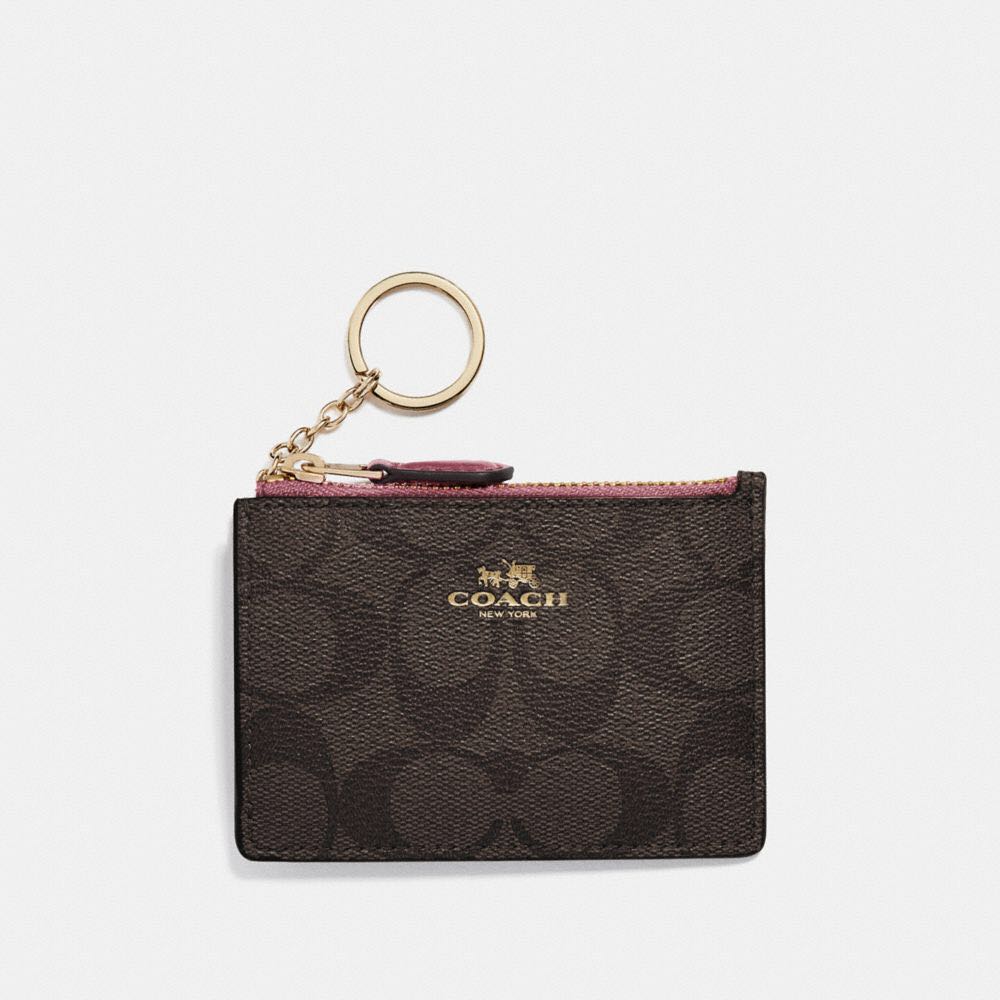 MINI SKINNY ID CASE STYLE NO. F16107 （分類：銀包、卡片套）位於 Hong Kong。 由 uk_dept_store 提交（商品編號 156657156，圖片 1）。簡介： MINI SKINNY ID CASE STYLE NO. F16107 Signature coated canvas Credit card slot and ID window Zip-top closure, fabric lining 4 1/4" (L) x 3" (H)。