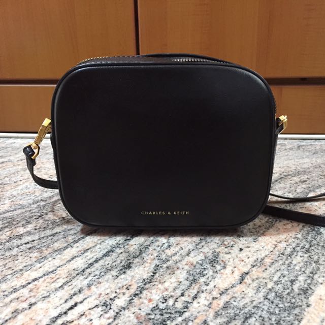 charles and keith slouchy sling bolsa