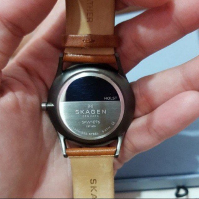 Preloved Skagen Mens watch (Category: Men's Watches) located in Manila. Submitted by enzos_preloved_stuff (Listing ID 156783530, Image 3). Description: Good As New! Newly changed battery. That watch is a limited edition from Dubai. I bought it at Mall of the Emirates for the price of 14,000 pesos. The box is included, receipt,warranty paper and instructions. The price is already discounted. :-) #freedelivery Manila area only.