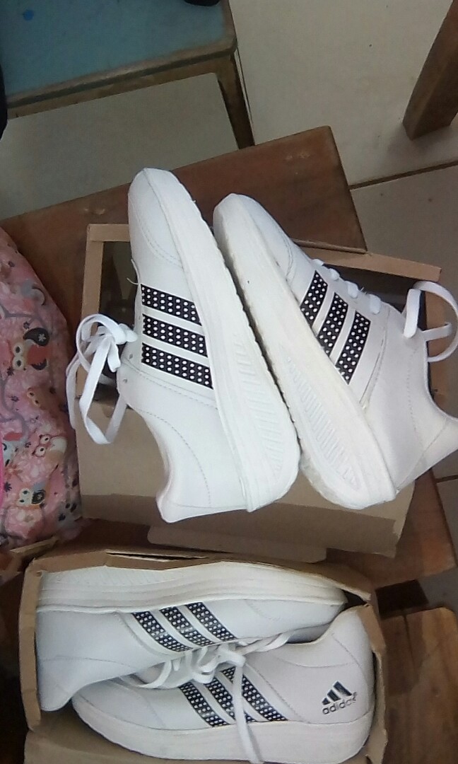 Sepatu Adidas Warna Putih Fesyen Wanita Sepatu Di Carousell