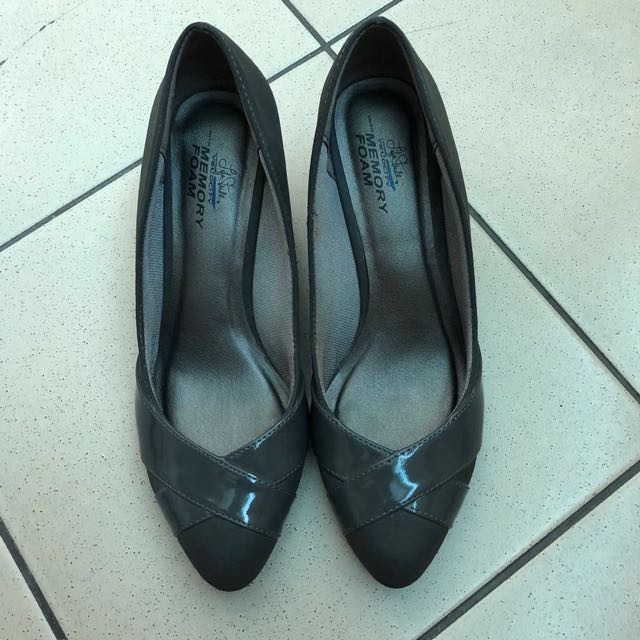 lifestride gray pumps