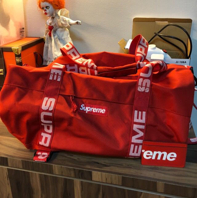 Supreme duffle 2025 bag ss18 red