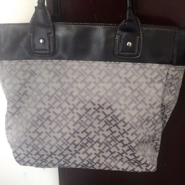 Tommy Hilfiger Tote Bag Preloved (Category: Cross-body Bags) located in Bacoor. Submitted by raphaelleinstyle (Listing ID 156029042, Image 2). Description: authentic preloved but well loved see flaws on the pics #sweldosale4 #tommyhilfiger #tommyhilfigerbag #bagspreloved Type: Bag Brand: Tommy Hilfiger.