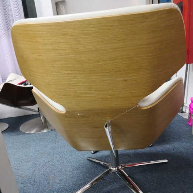 Ash Wood Lounger With White Leather Furniture Tables Chairs On