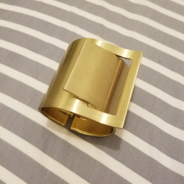 Statement Bangle （分類：手鍊）位於 Hong Kong。 由 sindy_bird 提交（商品編號 157926864，圖片 2）。簡介： 。