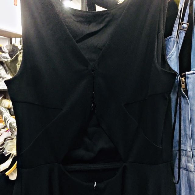 Guess Plain yet Sexy Back Black Dress (Category: Dresses) located in San Pedro. Submitted by me-shops (Listing ID 158045473, Image 2). Description: 100% brand new and original ☺️ pm me for details 😊.