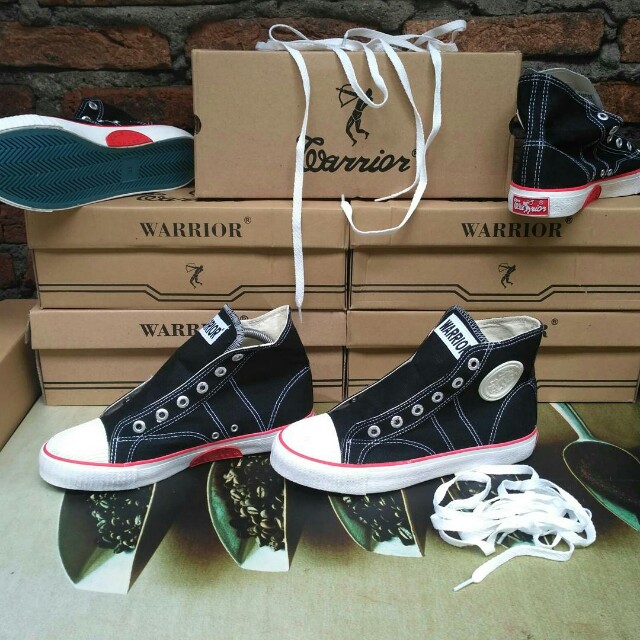 Sepatu Warrior Sepatu Dilan 1990 Fesyen Pria Sepatu Di Carousell