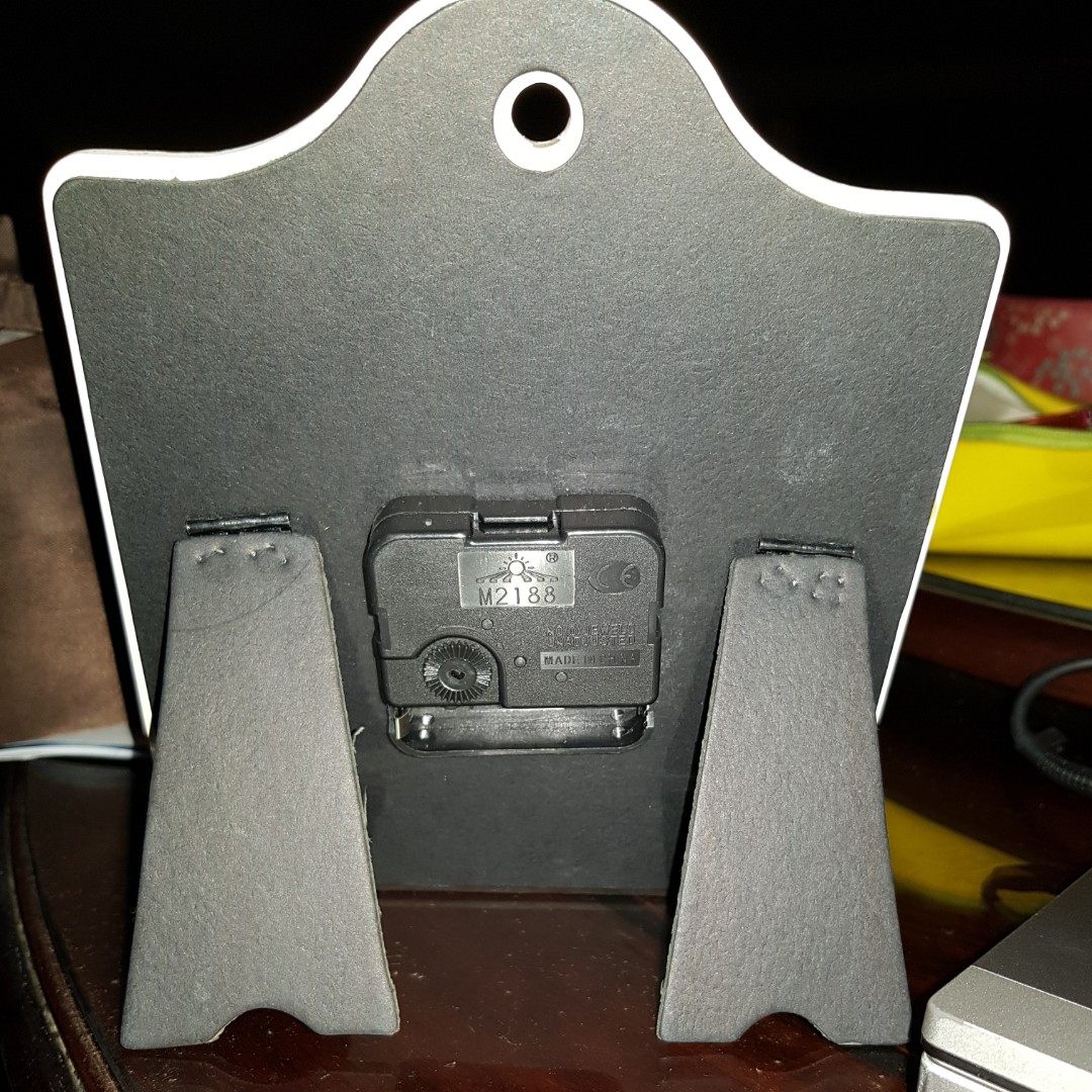 Clock (Category: Clocks) located in Singapore. Submitted by hwais (Listing ID 158136460, Image 2). Description: Vintage looking clock for sale! 🐓 Batteries not included..