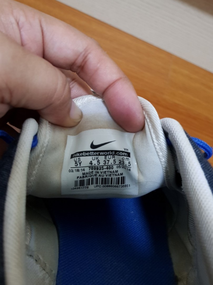 NIKE ROSHE RUN FRANCE (Category: Sneakers) located in Las Pinas. Submitted by samutsarisg (Listing ID 158120520, Image 3). Description: * Size: 5Youth * Authentic bought in US * Still in good condition.