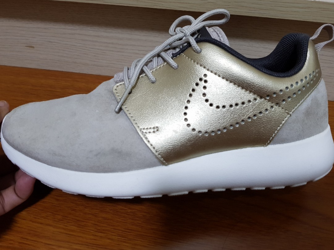 NIKE ROSHE RUN WOMAN (Category: Sneakers) located in Las Pinas. Submitted by samutsarisg (Listing ID 158119244, Image 1). Description: * Authentic * Good as New.