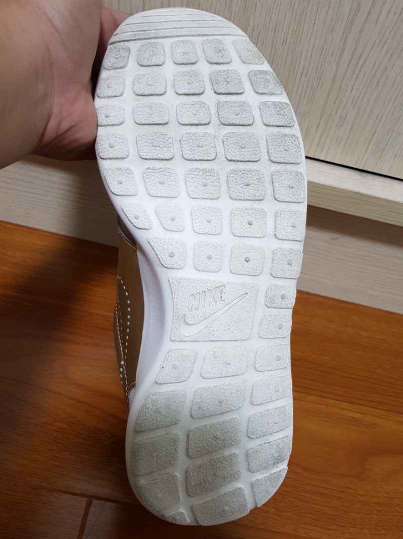 NIKE ROSHE RUN WOMAN (Category: Sneakers) located in Las Pinas. Submitted by samutsarisg (Listing ID 158119244, Image 3). Description: * Authentic * Good as New.