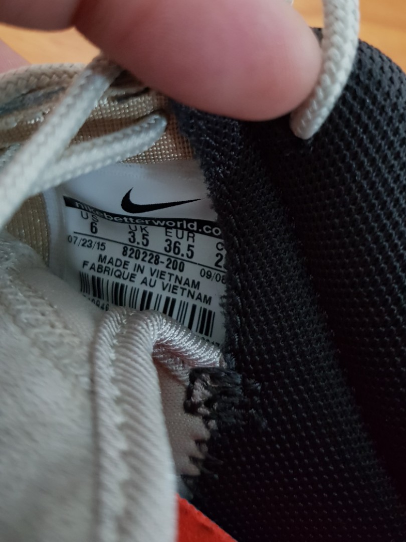 NIKE ROSHE RUN WOMAN (Category: Sneakers) located in Las Pinas. Submitted by samutsarisg (Listing ID 158119244, Image 2). Description: * Authentic * Good as New.