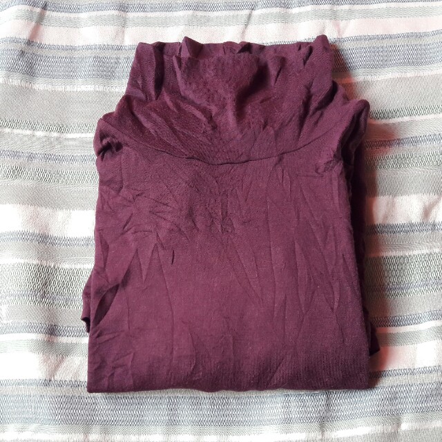 Uniqlo Plain Dark Violet Heattech (Category: Others Tops) located in San Fernando. Submitted by dinochen921 (Listing ID 158378599, Image 1). Description: Fits M to L. Heattech. Pls manage your expectations since this item is used. Pm for more details..