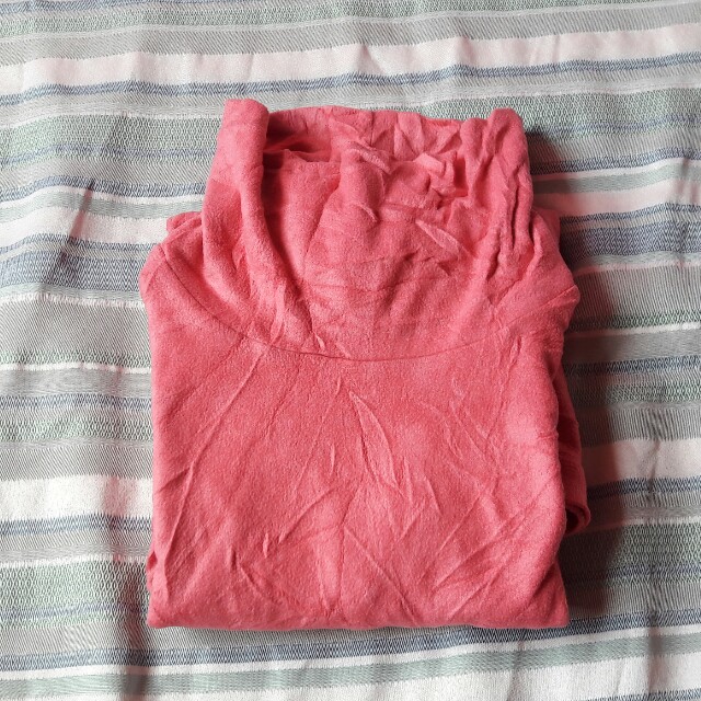 Uniqlo Plan Pink Longsleeves (Category: Longsleeves) located in San Fernando. Submitted by dinochen921 (Listing ID 158375809, Image 1). Description: Fits XL. Pls manage your expectations since this item is used. Pm for more details..