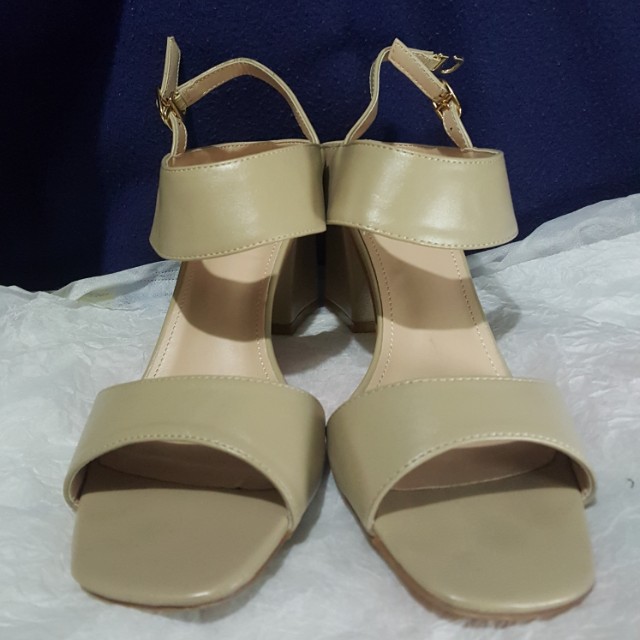 Parisian (Tori) (Category: Slippers and slides) located in Paranaque City. Submitted by caseeeee (Listing ID 158515655, Image 1). Description: Reason for selling : Decluttering Item used once only for a wedding With box included Item is available for meet-up only : South - SM Sucat / SM BF / SM Mall of Asia Makati area - SM Makati, Glorietta, Greenbelt, Starbucks 6750 Payment options : Cash and BPI.