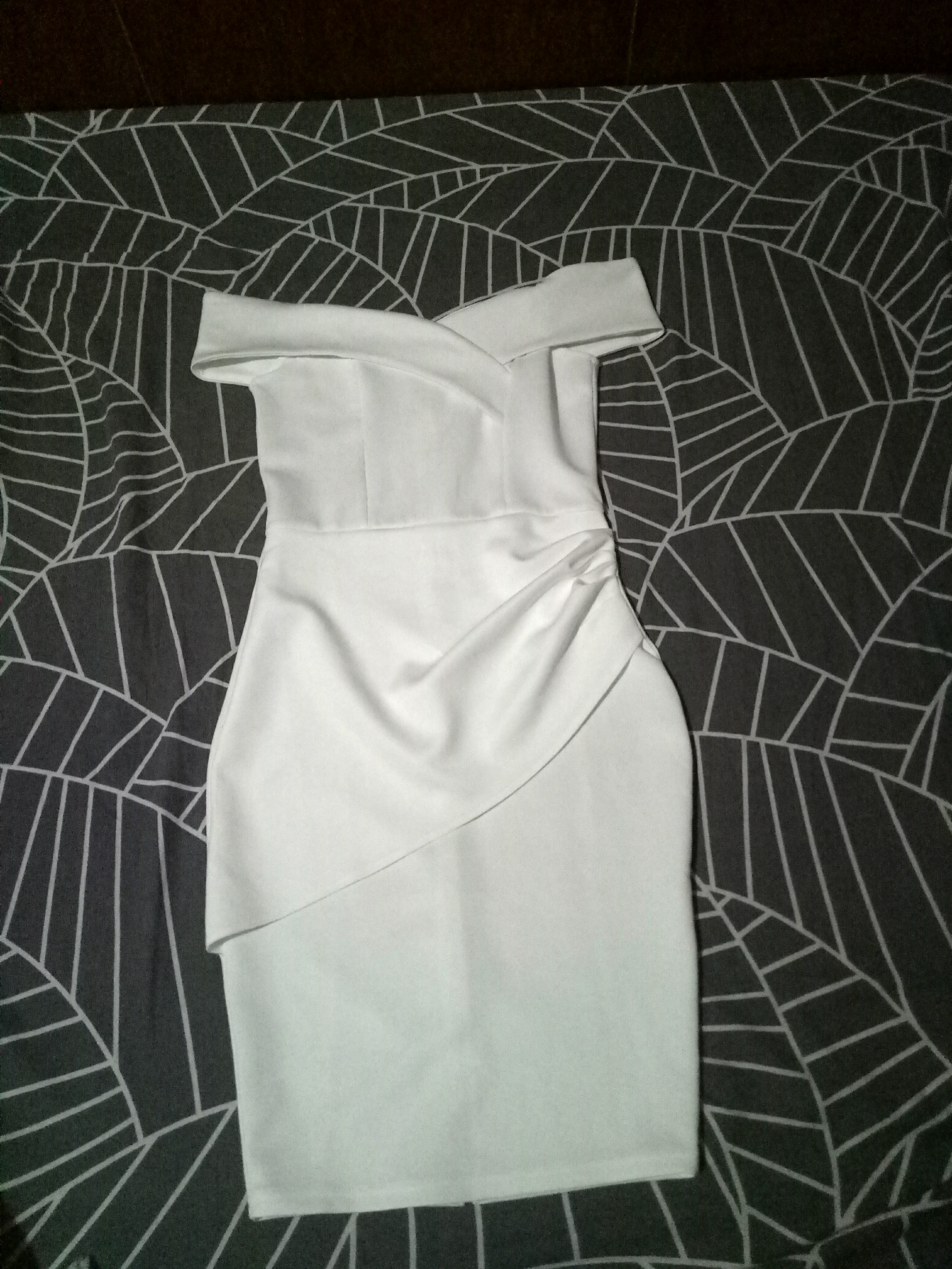 Apartment 8 Off Shoulder Midi Dress (Category: Dresses) located in San Pedro. Submitted by fifstyleph (Listing ID 158608970, Image 1). Description: Will fit to small-semimedium. Ww photos are not mine. #openforswap #idotrades.