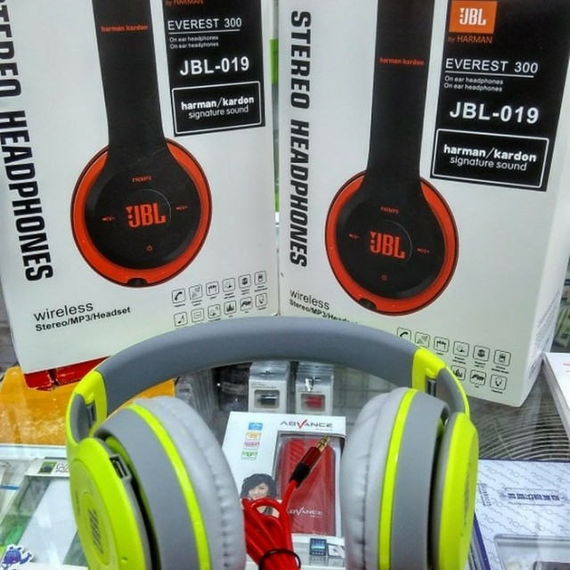 Headphone Bluetooth Jbl Everest 300 By Harman Kardon Tm 019 Elektronik Audio Di Carousell