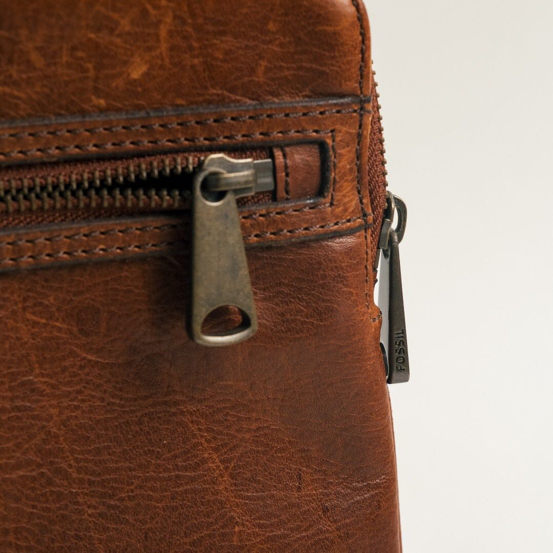 FOSSIL Leather Laptop/Document Sleeve, Women's Fashion, Bags & Wallets, Purses & Pouches on