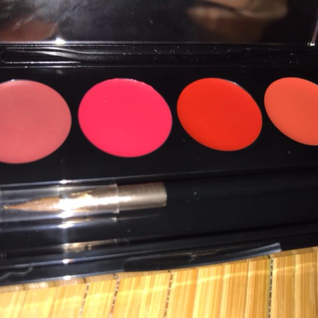 Hera rouge set (Category: Makeup) located in Singapore. Submitted by 20_koalas (Listing ID 158810149, Image 2). Description: .