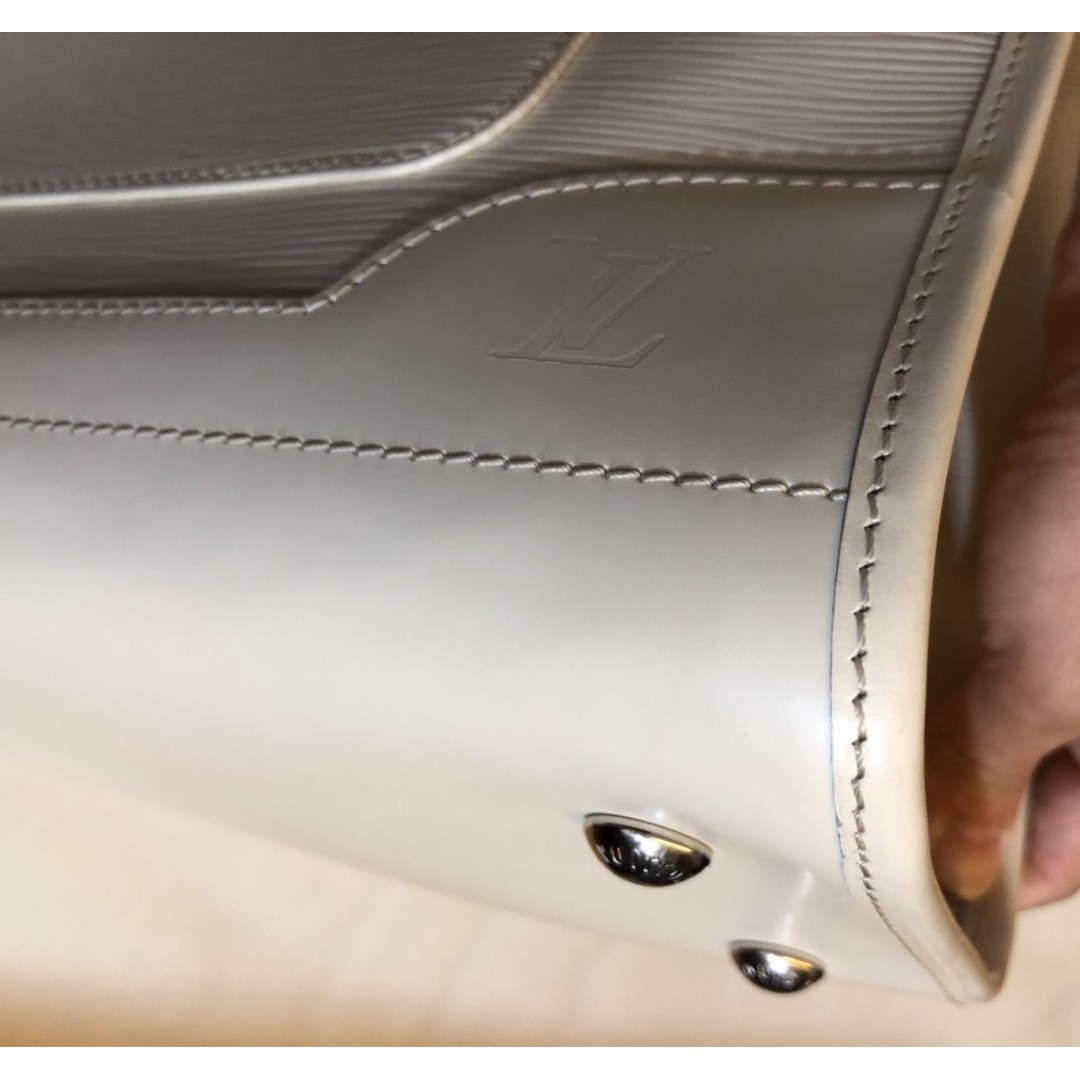 Louis Vuitton Epi Leather Mirabeau White, Barang Mewah, Tas & Dompet di  Carousell