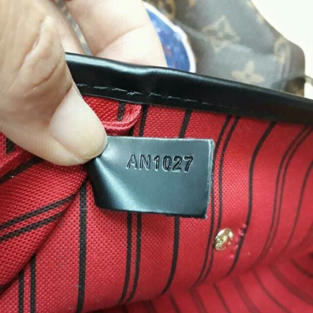 LV BOX SLING / MAKEUP BAG WITH BOX, Women's Fashion, Bags & Wallets, Purses  & Pouches on Carousell