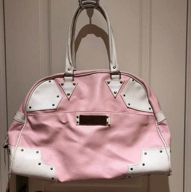 Beautiful pink/white lululemon leather bag (Category: Bags & Wallets) located in Toronto. Submitted by h_closet27 (Listing ID 156144816, Image 2). Description: Gently used but no stain, or damage. Condition 9/10. Genuine leather, strong and gorgeous. Can hold 15 » laptop for school or use it as a gym bag.