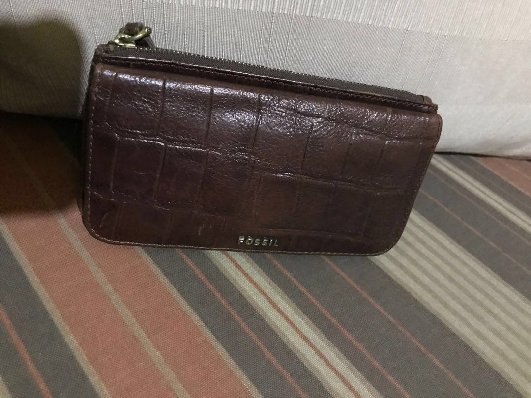 Fossil - Brown Leather Wallet (Category: Wallets & Card holders) located in Quezon City. Submitted by _kcbr (Listing ID 158358491, Image 1). Description: .