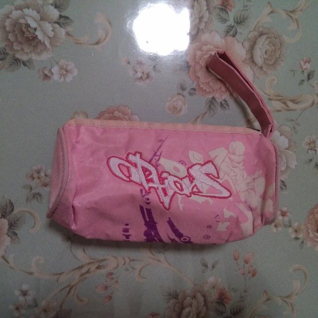 Options Pencil Case (Category: Stationery & School Supplies) located in Singapore. Submitted by aphrodite_luna (Listing ID 159013421, Image 1). Description: ✨Pink design options pencil case ✨Paint abit wear off at the back.