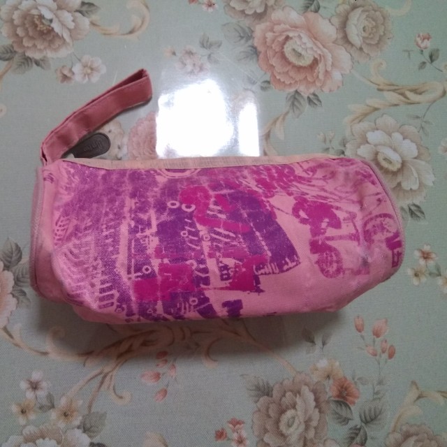 Options Pencil Case (Category: Stationery & School Supplies) located in Singapore. Submitted by aphrodite_luna (Listing ID 159013421, Image 2). Description: ✨Pink design options pencil case ✨Paint abit wear off at the back.