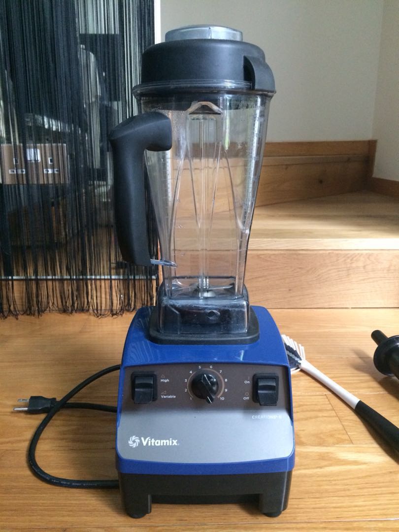Vitamix Blender with Cleaning brushes Great Condition (needs 120V