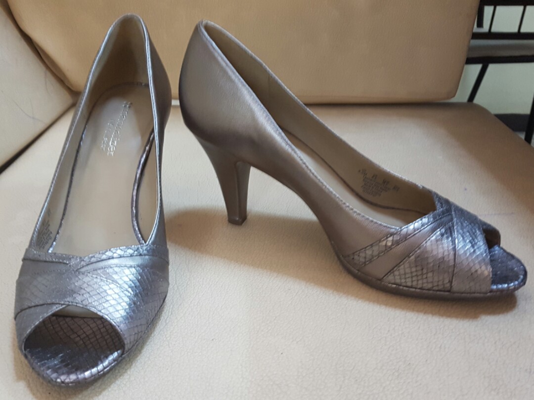 naturalizer snakeskin pumps