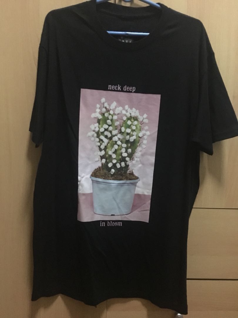 Neck Deep 'in bloom' Band Merch Size L, Men's Fashion, Tops & Sets, Sleep  and Loungewear on Carousell