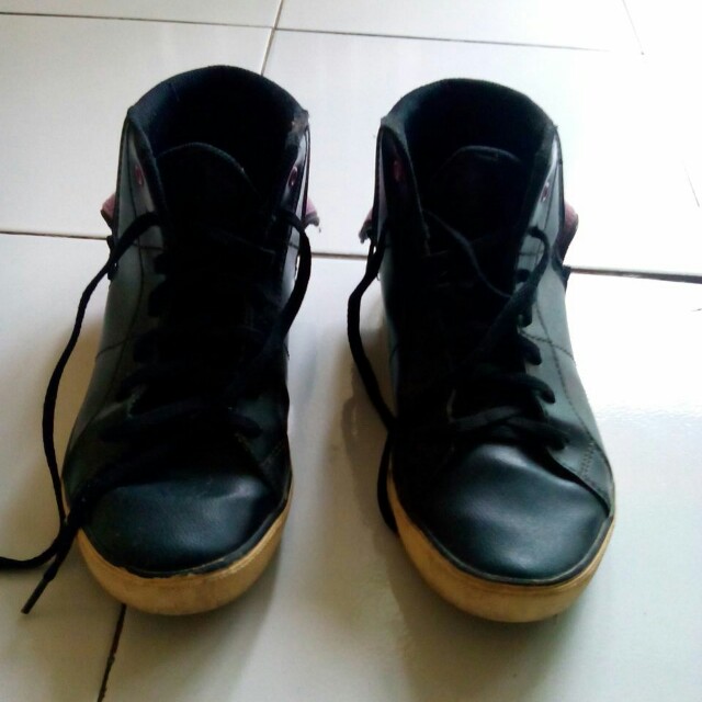 Sepatu Tomkins Hitam Corak Fesyen Wanita Sepatu Di Carousell