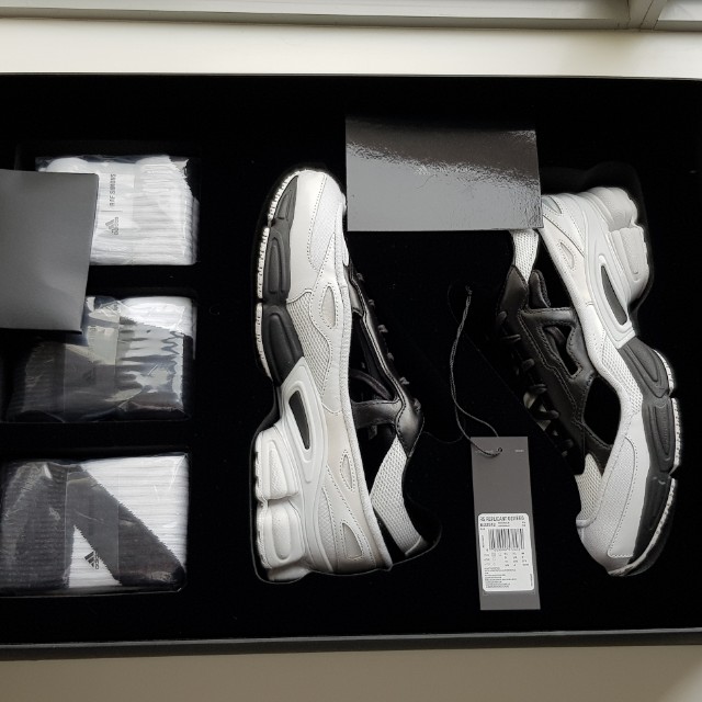 raf ozweego black white