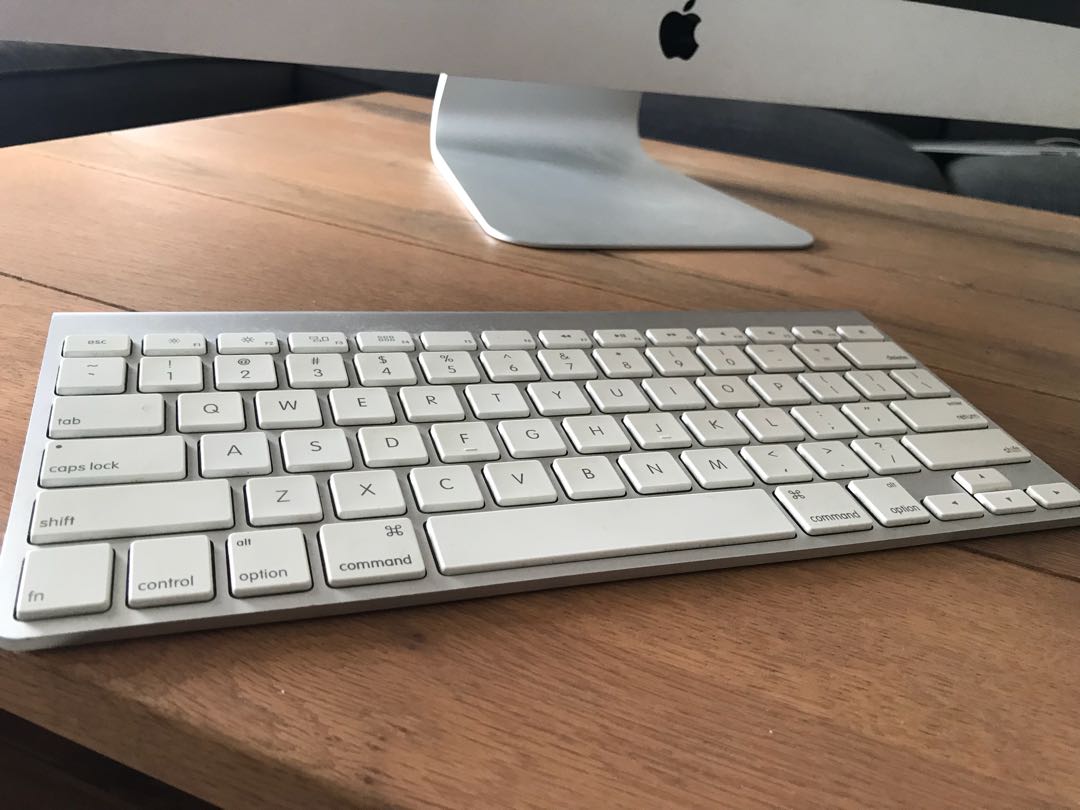 Apple iMac 27inch Mid 2011 + Keyboard + Magic Trackpad 2