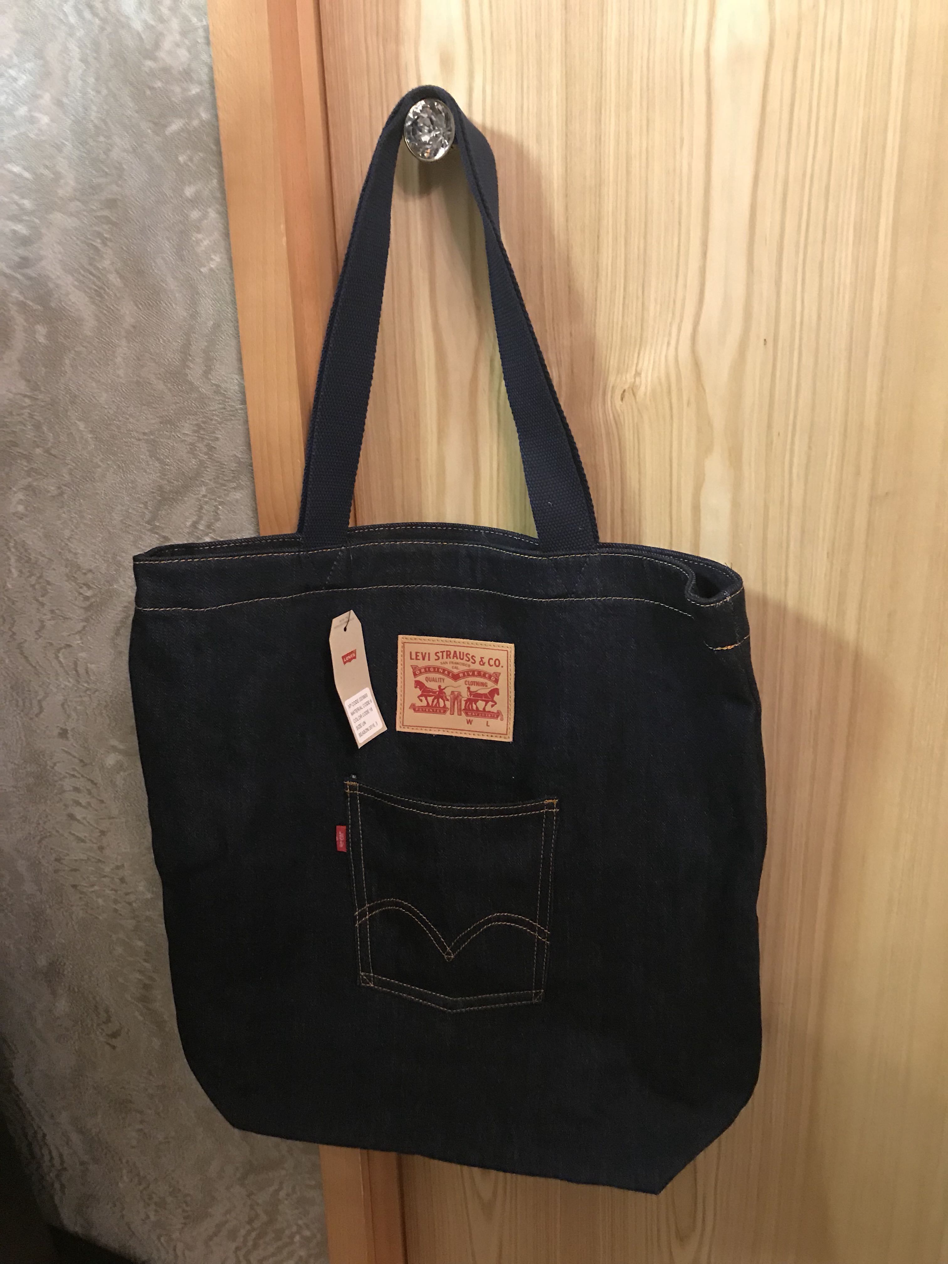 The Levi's Back Pocket Tote, 名牌, 手袋及銀包- Carousell