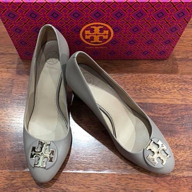 Tory Burch Luna Wedge in French Gray, Women's Fashion, Footwear, Flats &  Sandals on Carousell