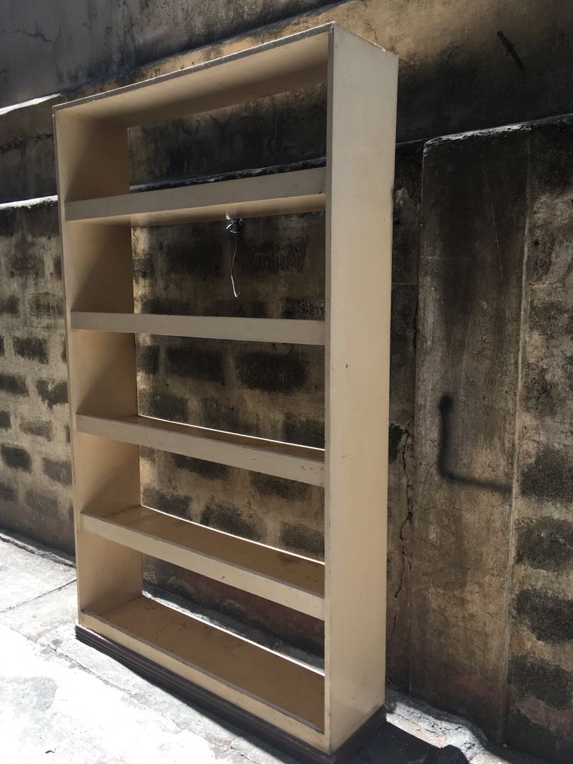 Display/bookshelf cabinet (Category: Shelves, Cabinets & Racks) located in Mandaluyong City. Submitted by ivanector101 (Listing ID 160041923, Image 3). Description: Medj mabigat pero in good codition Di nakakalas Taas:202cm Haba 121cm Kapal 31cm .