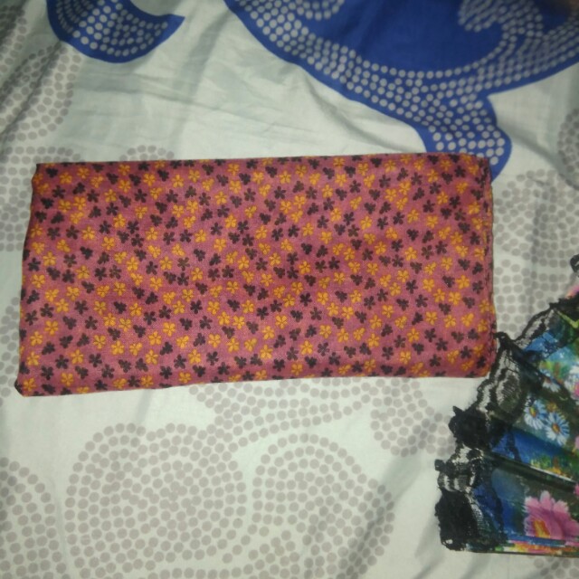Jilbab Segiempat Motif Kain Paris Preloved Jarang Pakai Women S Fashion Muslim Fashion On Carousell