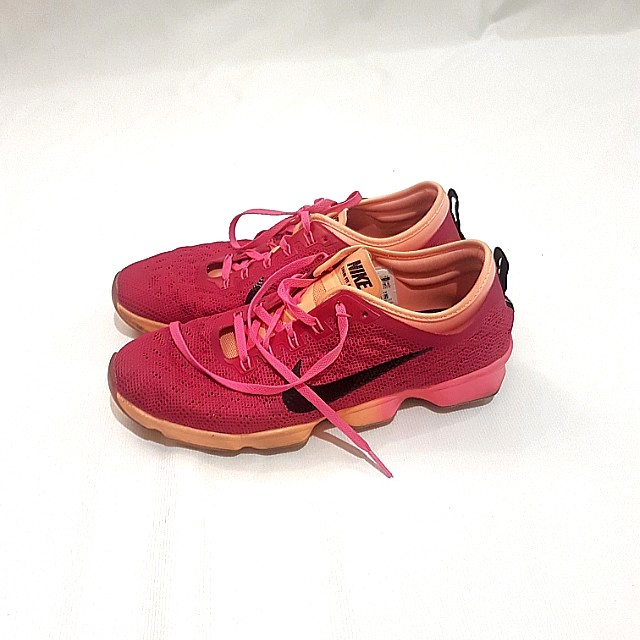 girls size 5 nike trainers